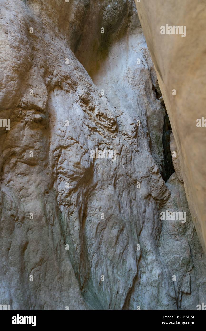 texture de pierre rugueuse dans un canyon ancienne formation rocheuse érodée arrière-plan abstrait Banque D'Images