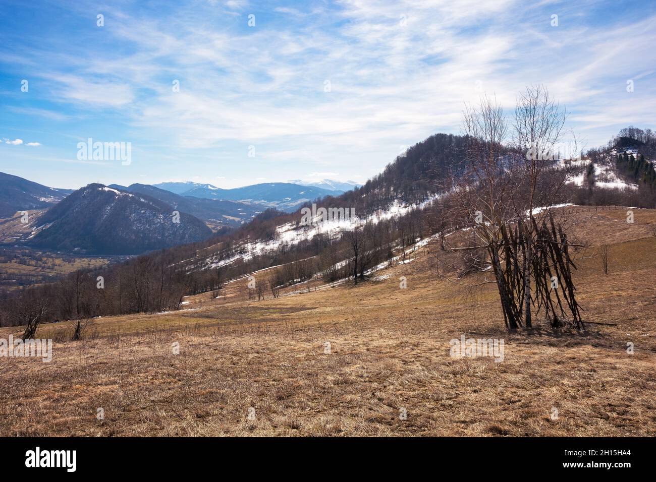 paysage de campagne d'hiver en montagne. temps ensoleillé et faible quantité de neige. concept de réchauffement de la planète Banque D'Images