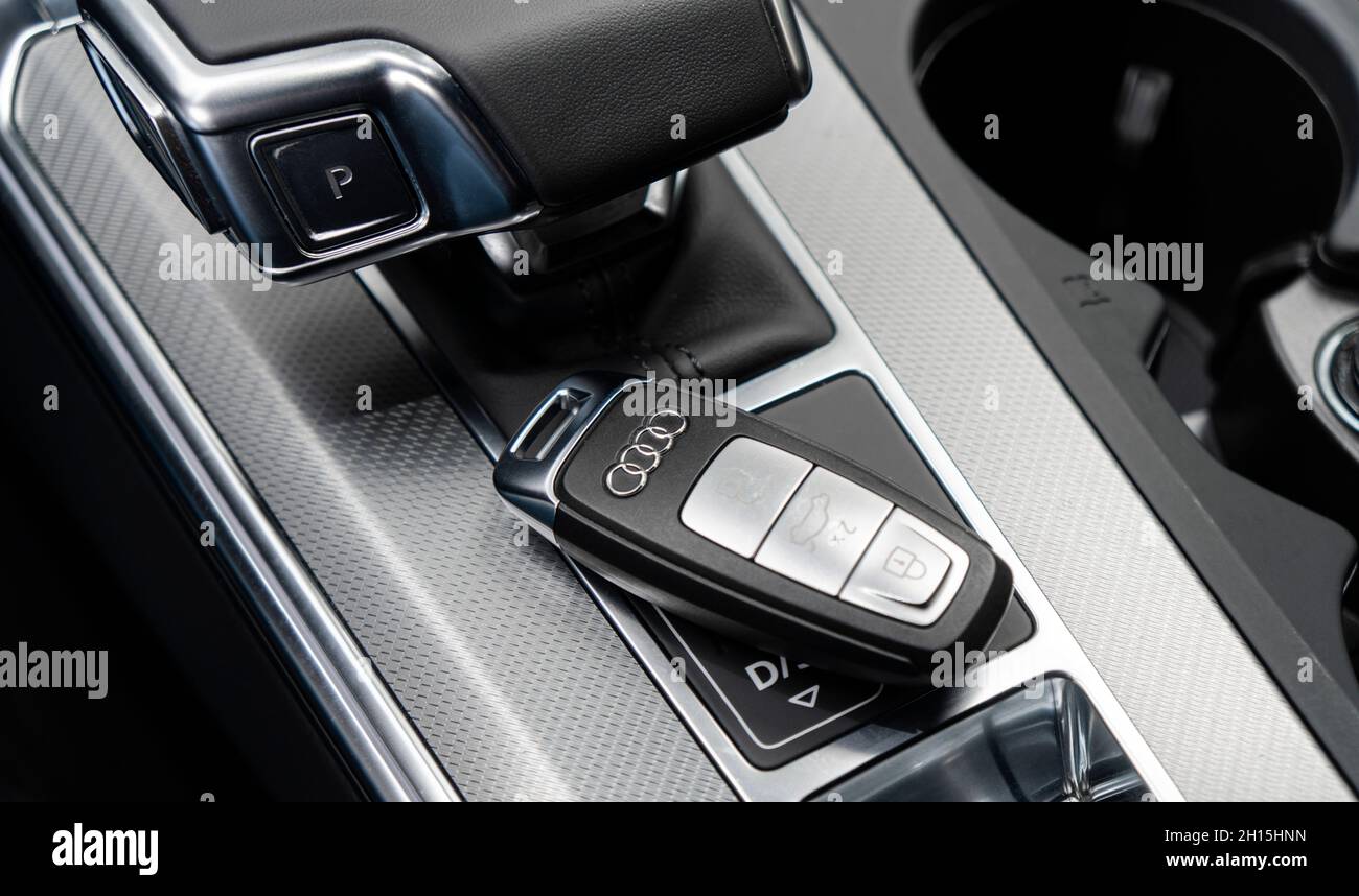 Sankt-Petersburg, Russie, 14 octobre 2021 : gros plan des clés de voiture Audi A6 dans un intérieur en cuir noir d'une voiture moderne.Détails de l'intérieur de l'Audi A6 S-Line. Banque D'Images