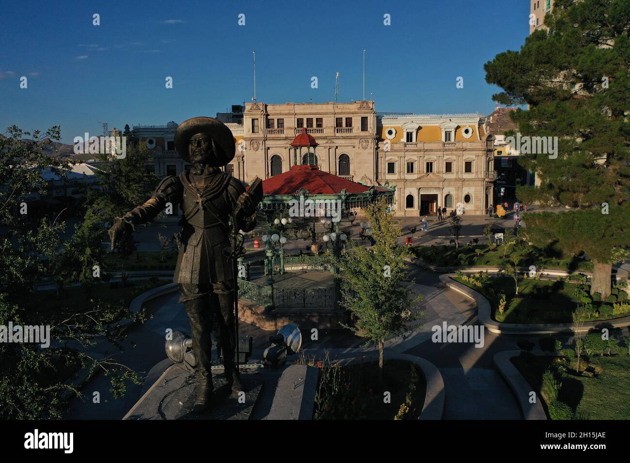 Vue aérienne de la statue d'Antonio de Ulloa, kiosque, plaza de armas et Palais municipal de Chihuahua, Hôtel de ville de Chihuahua, Mexique.Paysage urbain, (photo par Luis Gutierrez Norte photo) ..Vista aérea de estatua de Antonio de Ulloa, kiosco, plaza de armas y Palacio municipal de Chihuahua, ayuntamiento de Chihuahua, Chihuahua, Mexique.Paisaje de Ciudad, (photo de Luis Gutierrez Norte photo).Palais municipal de Chihuahua, Hôtel de ville de Chihuahua Banque D'Images