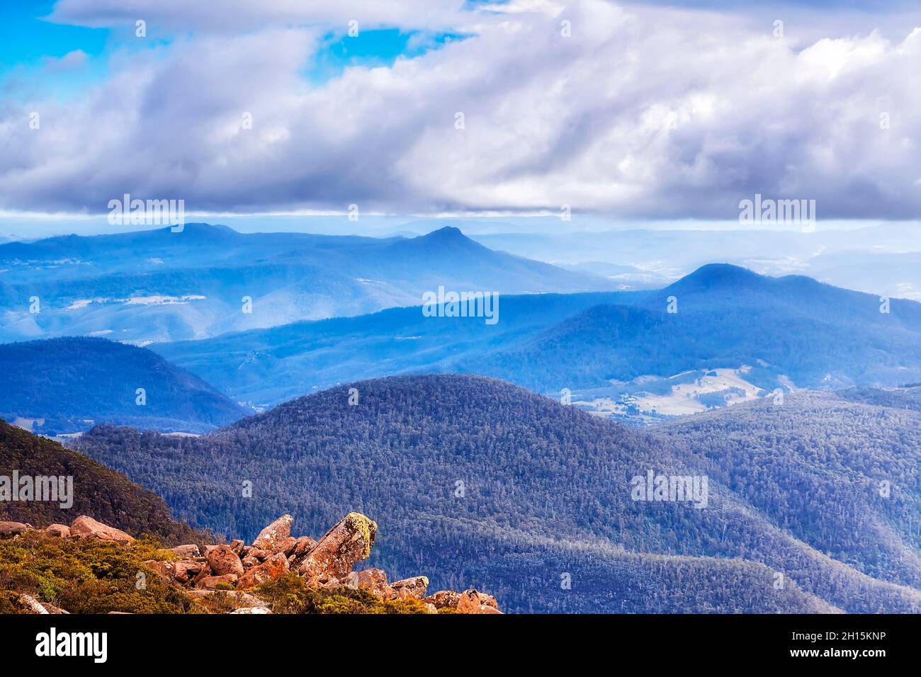 Point d'observation panoramique depuis l'altitude du Mont Wellington au-dessus de Hobart en Tasmanie, sur des chaînes de montagnes lointaines sous des nuages épais. Banque D'Images