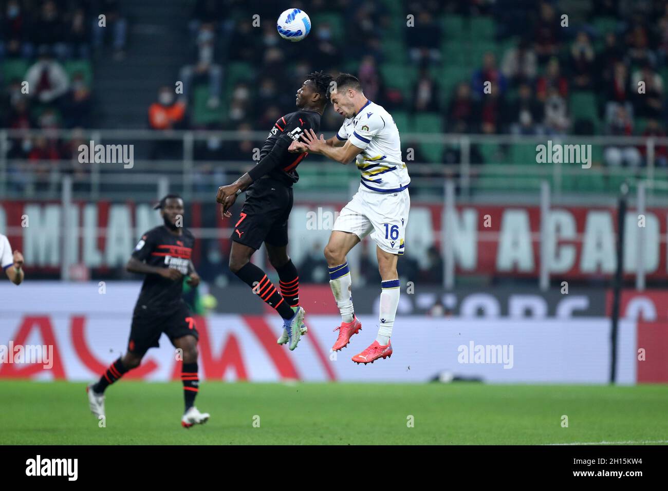 Milan, Italie.16 octobre 2021.Rafael Leao de l'AC Milan et Nicolo Casale de Hellas Verona FC bataille pour le ballon pendant la Serie Un match entre l'AC Milan et Hellas Verona FC au Stadio Giuseppe Meazza le 16 octobre 2021 à Milan, Italie.Credit: Marco Canoniero / Alamy Live News Banque D'Images