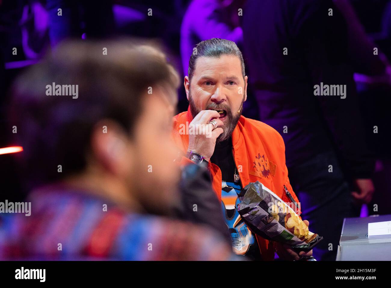 Cologne, Allemagne.16 octobre 2021.Ray Garvey, de l'équipe devinante, mange des jetons à la table de devinettes du spectacle ProSieben « The masqué Singer ».Sur 'le chanteur masqué', les célébrités apparaissent comme des chanteurs, mais cachent leur identité derrière un costume.Seules leurs voix peuvent révéler qui se cache derrière elles.Credit: Rolf Vennenbernd/dpa/Alay Live News Banque D'Images