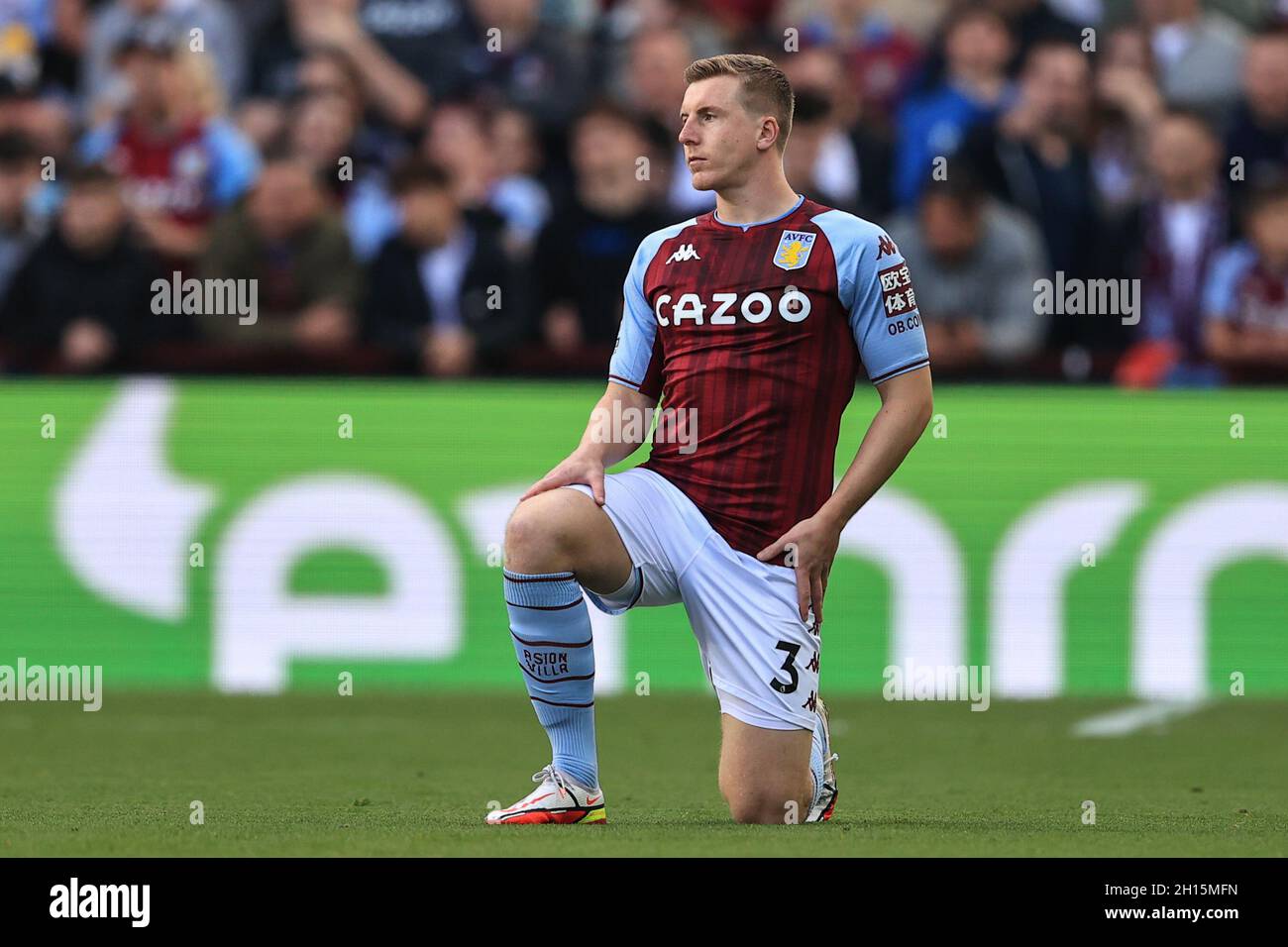 Matt Targett #3 de Aston Villa prend le genou Banque D'Images