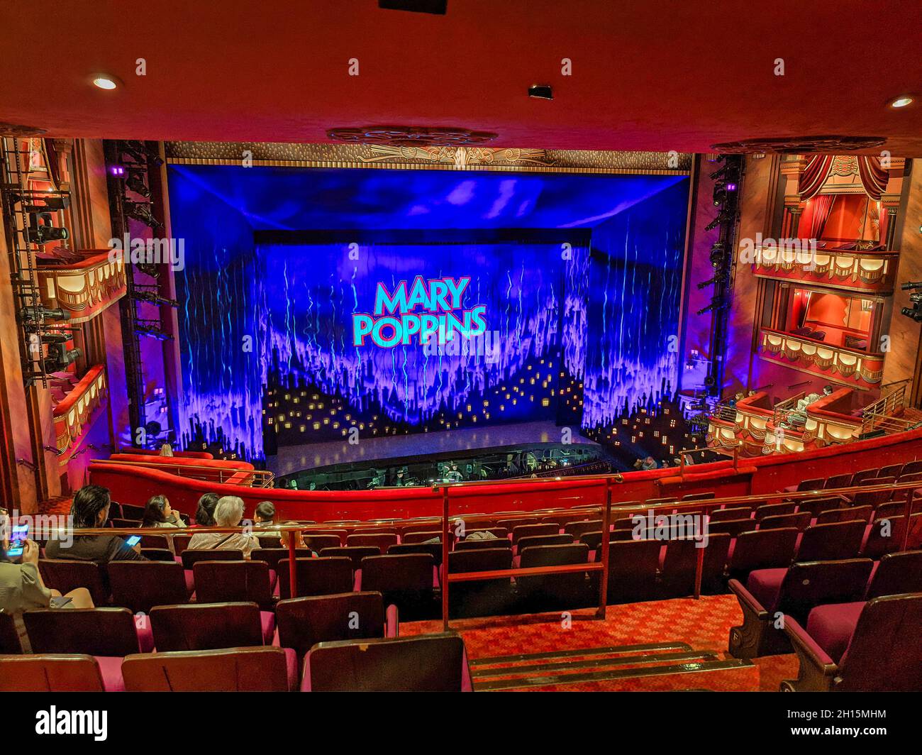 LONDRES, ROYAUME-UNI - 26 SEPTEMBRE 2021 : la scène au Prince Edward Theatre prête à montrer Mary Poppins Banque D'Images