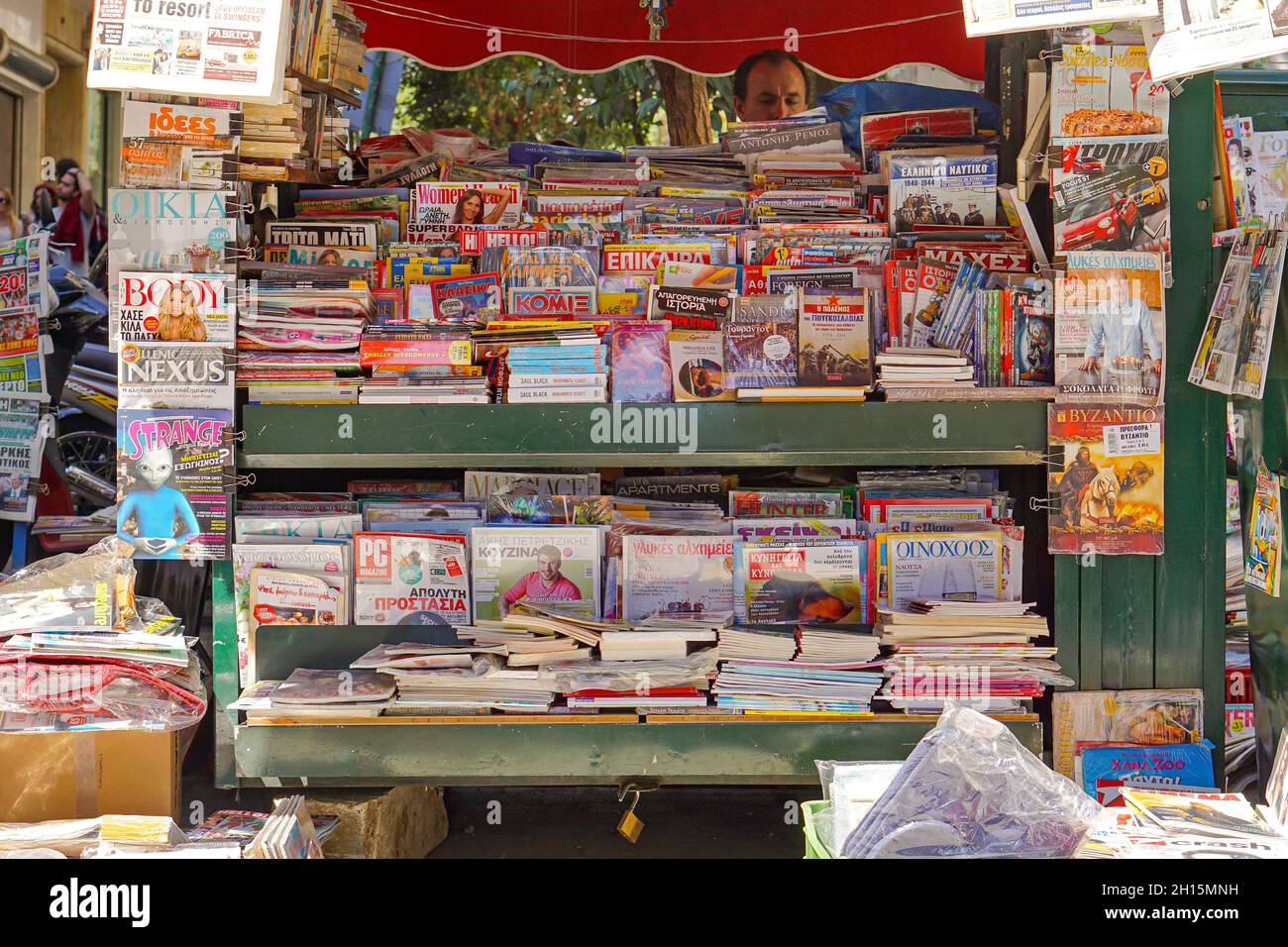 Athènes, Grèce - 4 mai 2015 : un agent de presse grec a imprimé un kiosque de magazines dans le centre-ville. Banque D'Images