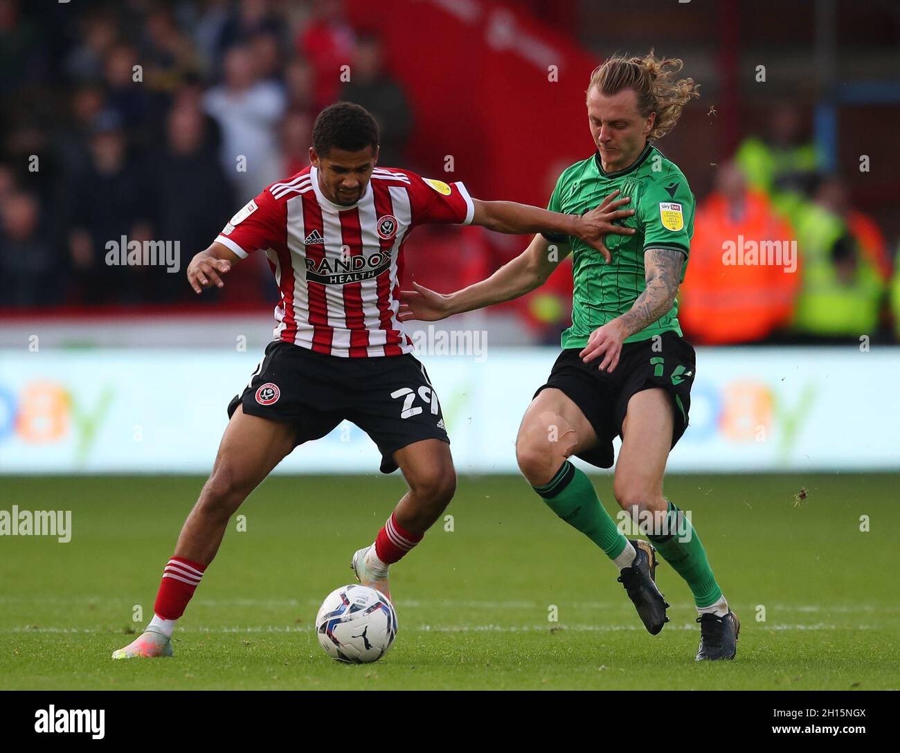 Sheffield, Angleterre, 16 octobre 2021. Lliman Ndiaye de Sheffield Utd et Jacob Brown de Stoke City pendant le match du championnat Sky Bet à Bramall Lane, Sheffield.Le crédit photo devrait se lire: Simon Bellis / Sportimage Banque D'Images