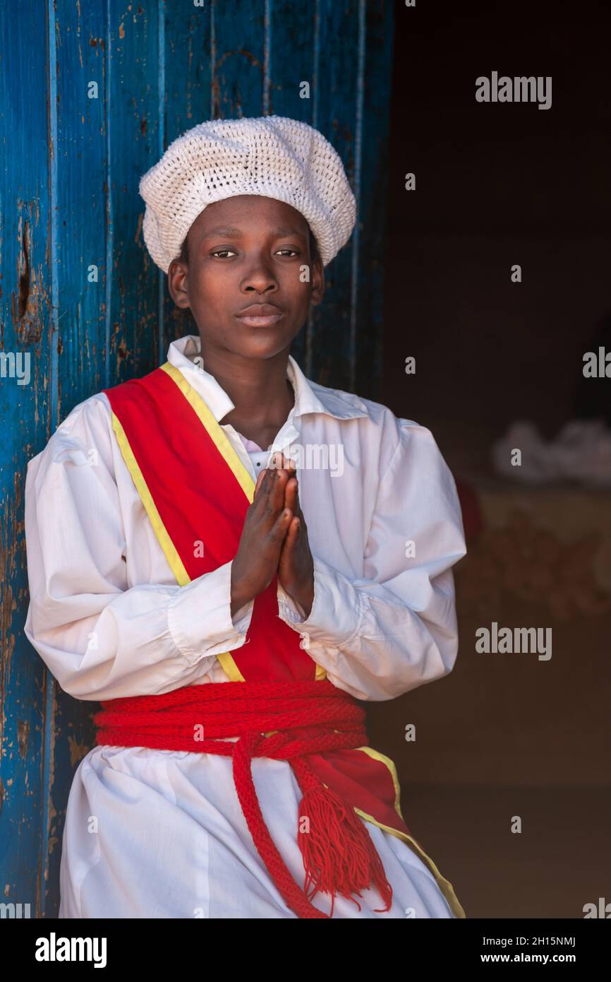 Femme africaine dans les vêtements d'église uniforme la manière traditionnelle dans un village au Botswana Banque D'Images
