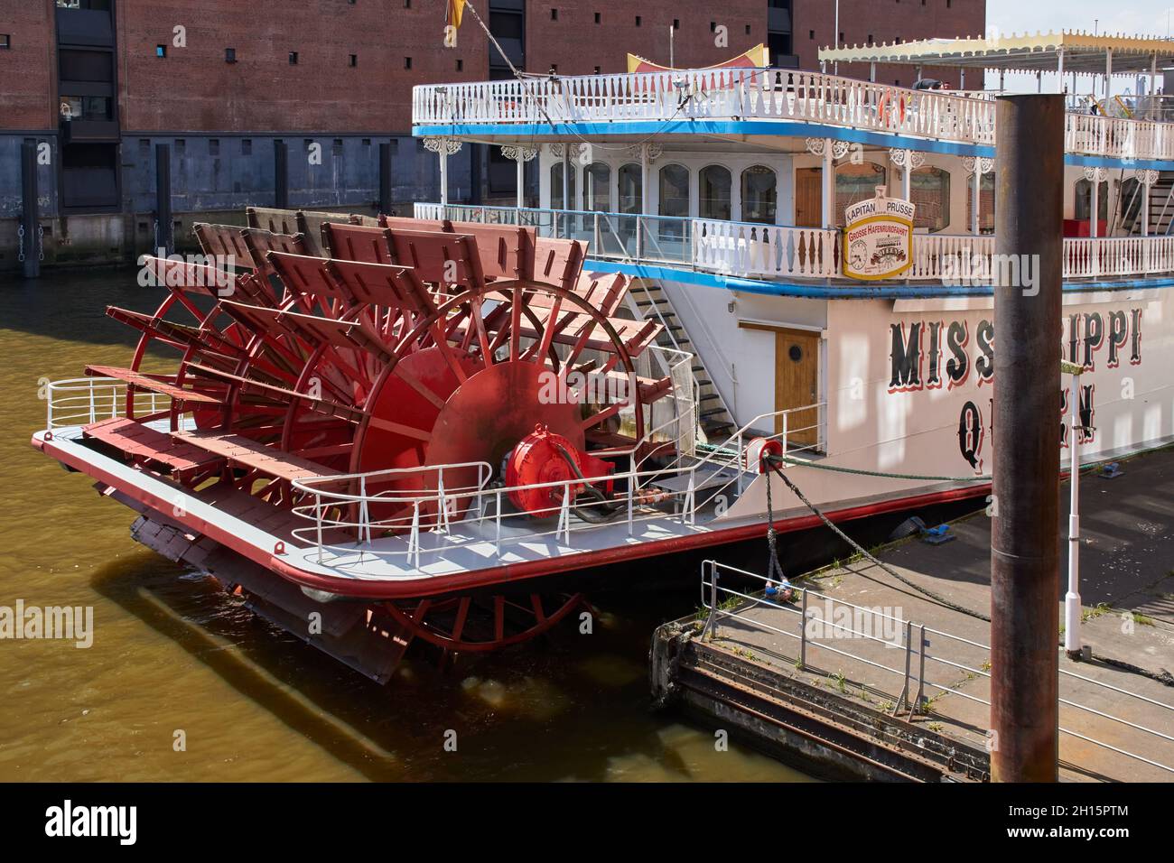 Le bateau à aubes Mississippi Queen se trouve sur le quai en face de l'Elbphilharmonie dans la ville de HafenCity, en Allemagne, par une journée ensoleillée. Banque D'Images