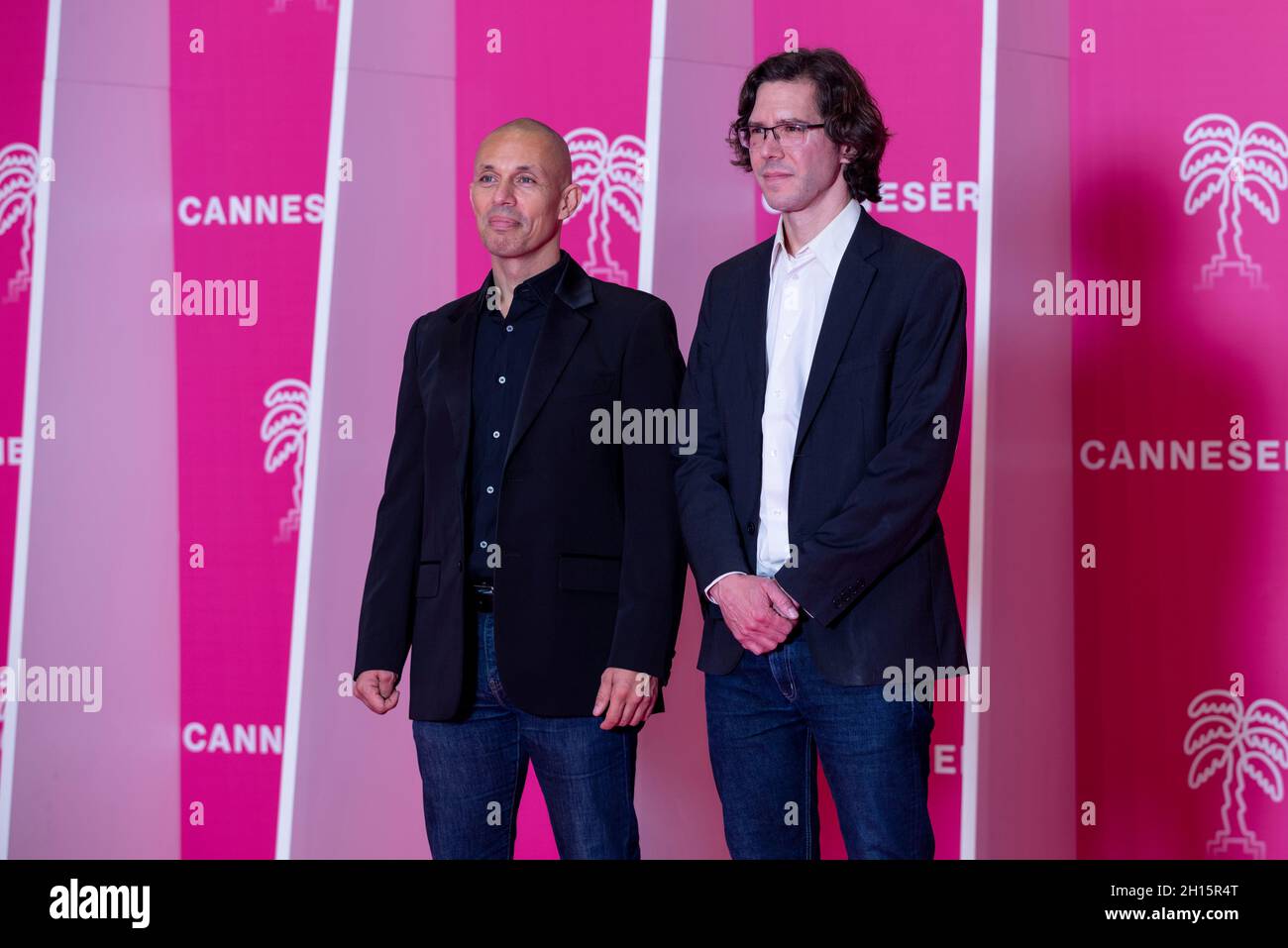 Cannes, France, 11 octobre 2021, JULIEN SERI (Directeur) et JULIEN GUÉRIF (écrivain) au tapis rose de DOLORÈS, LA MALÉDICTION DU PULL-OVER ROUGE lors du MIPCOM 2021 - le marché mondial du contenu de divertissement et la 4ième Canneseries - Festival International Series © ifnm press / Alay Banque D'Images