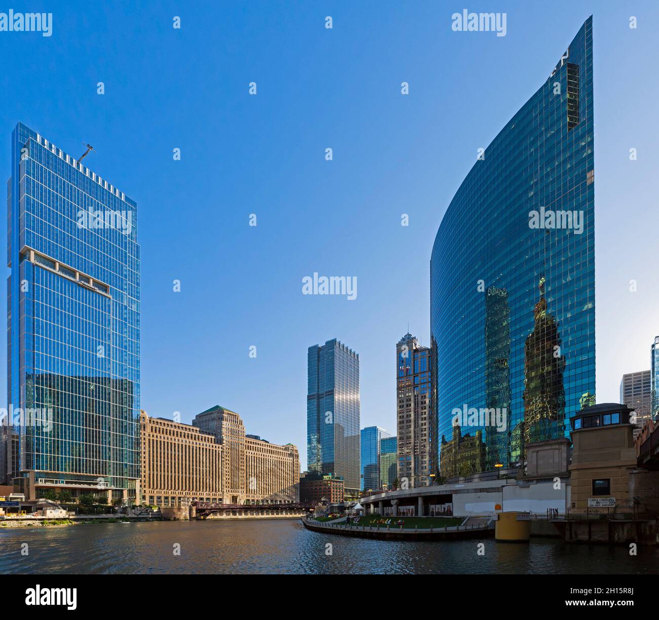 Chicago Riverwalk, gratte-ciels et architecture historique sont quelques-unes des attractions le long de la tige principale de la rivière Chicago Banque D'Images