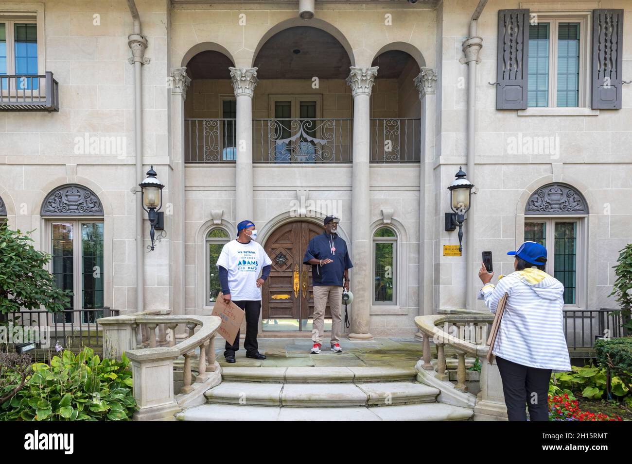Detroit, Michigan, États-Unis.16 octobre 2021.Anthony Adams, en campagne pour le maire de Detroit, s'est rendu à Manoogian Mansion, la résidence du maire, demandant un débat avec son adversaire, le président sortant Mike Duggan.Duggan, un grand favori des élections de novembre, a refusé de débattre et n'a pas répondu à la porte quand Adams a frappé.Crédit : Jim West/Alay Live News Banque D'Images