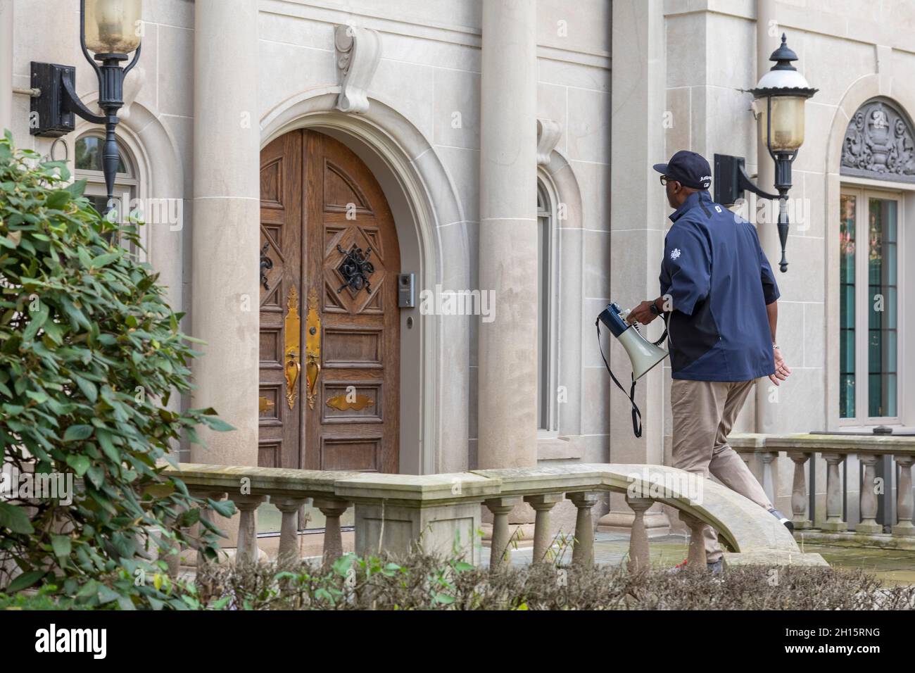 Detroit, Michigan, États-Unis.16 octobre 2021.Anthony Adams, en campagne pour le maire de Detroit, s'est rendu à Manoogian Mansion, la résidence du maire, demandant un débat avec son adversaire, le président sortant Mike Duggan.Duggan, un grand favori des élections de novembre, a refusé de débattre et n'a pas répondu à la porte quand Adams a frappé.Crédit : Jim West/Alay Live News Banque D'Images