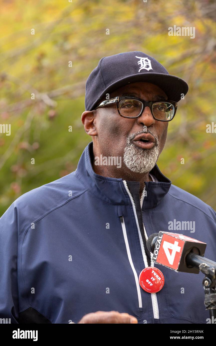 Detroit, Michigan, États-Unis.16 octobre 2021.Anthony Adams, en campagne pour le maire de Detroit, s'est rendu à Manoogian Mansion, la résidence du maire, demandant un débat avec son adversaire, le président sortant Mike Duggan.Duggan, un grand favori des élections de novembre, a refusé de débattre et n'a pas répondu à la porte quand Adams a frappé.Crédit : Jim West/Alay Live News Banque D'Images