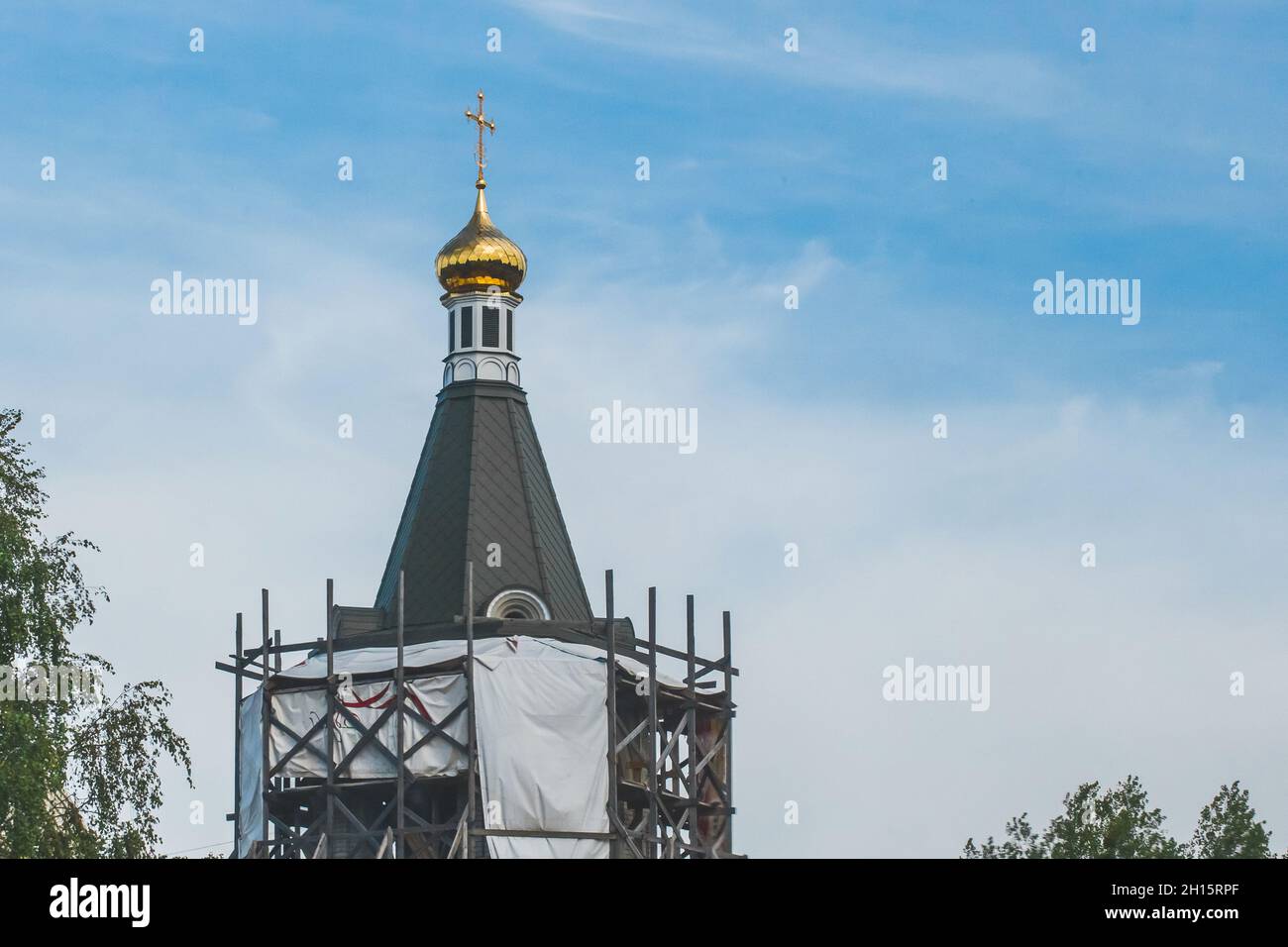 Réparation, restauration ou construction d'une nouvelle église dans la ville contre le ciel bleu. Banque D'Images