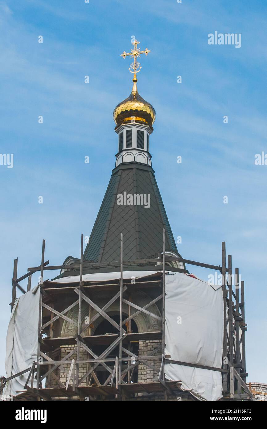 Réparation, restauration ou construction d'une nouvelle église dans la ville contre le ciel bleu. Banque D'Images