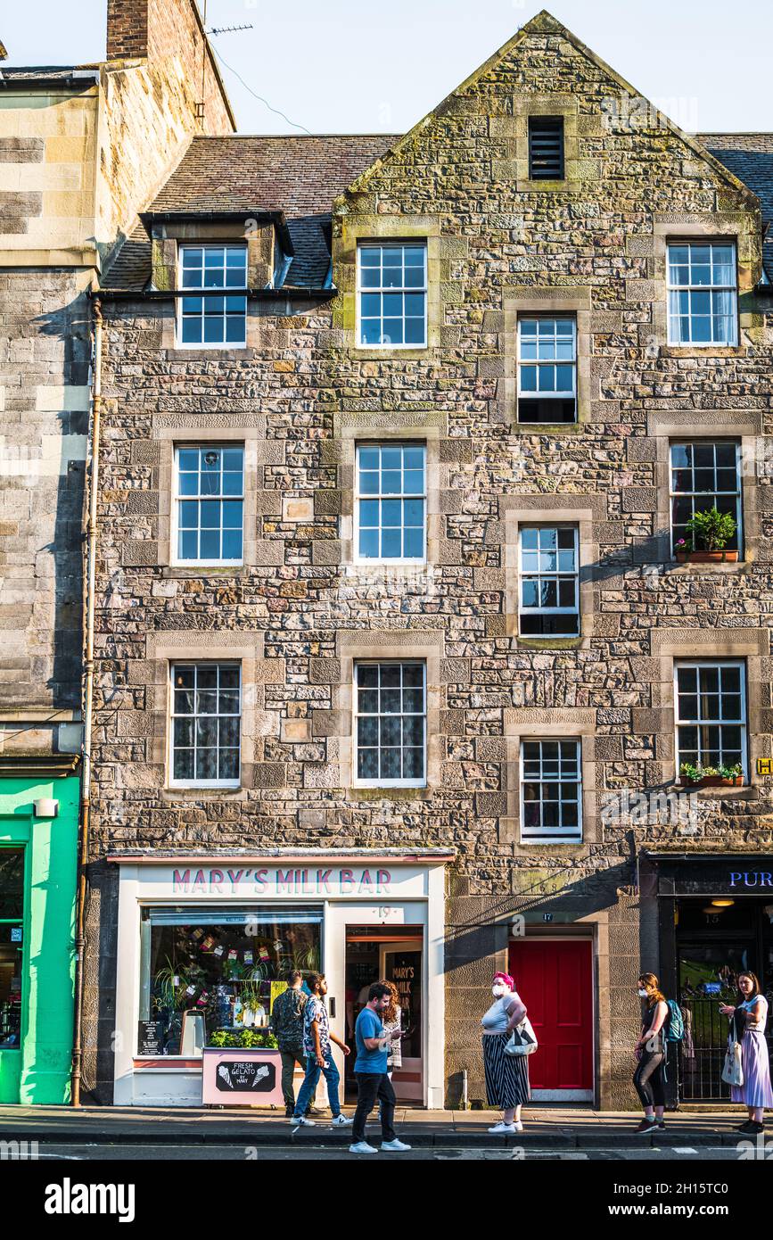 File d'attente pour glace au Mary's Milk Bar, Grassmarket, Édimbourg, Écosse, Royaume-Uni,GO Banque D'Images