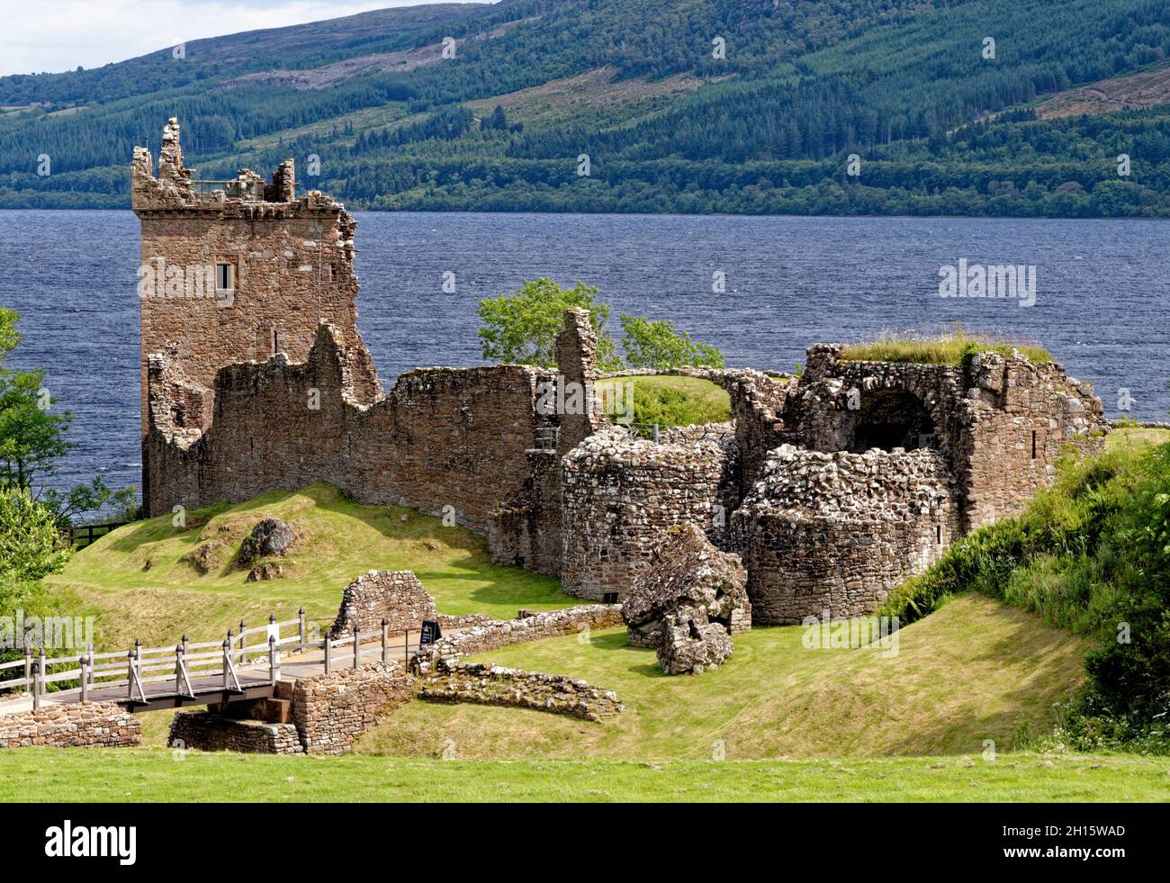 Attraction touristique écossaise - ruines du château d'Urquhart sur la rive ouest du Loch Ness (site de nombreuses observations de Nessie) - Drumnadrochit, Écosse Banque D'Images