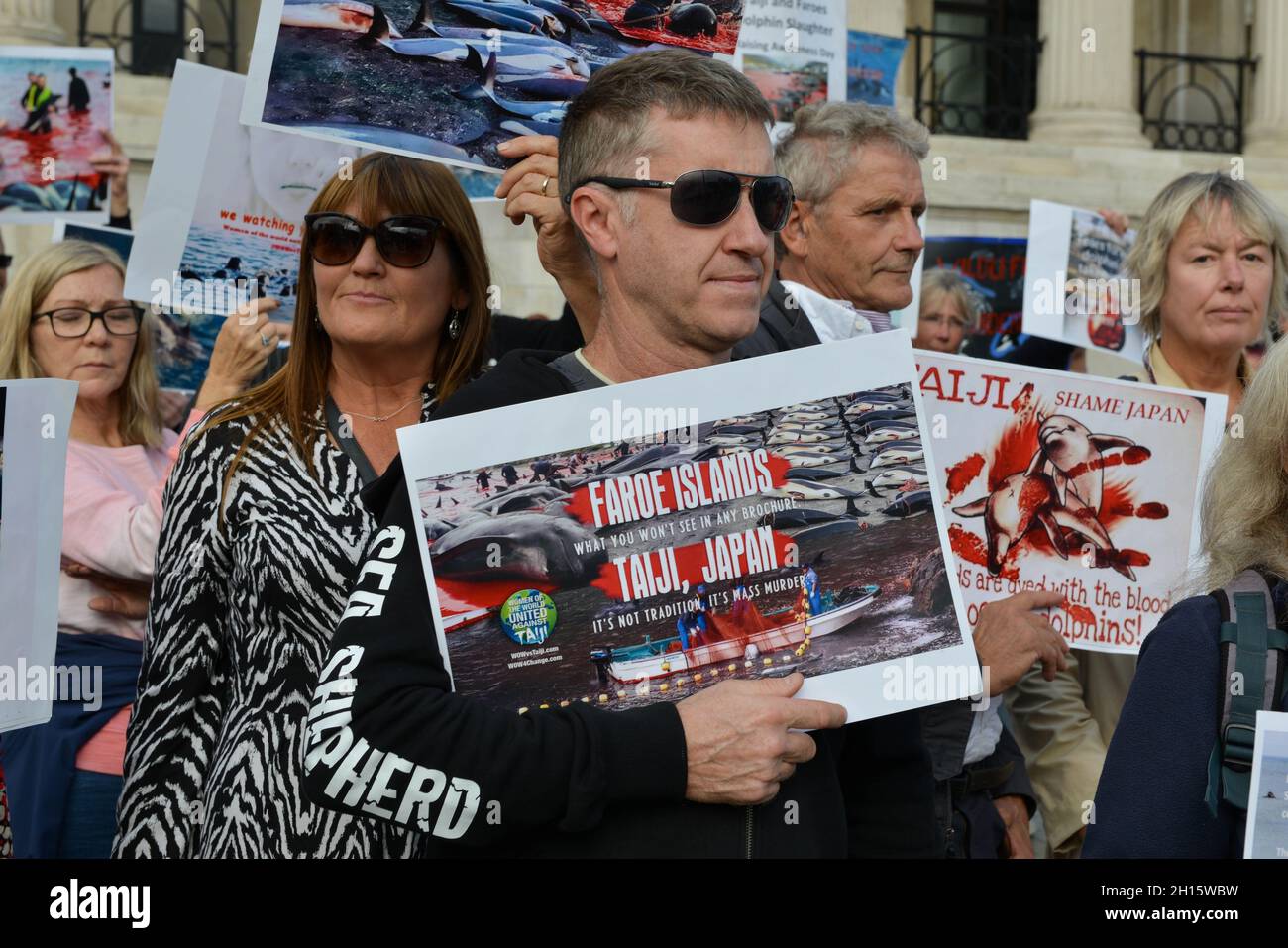 Les manifestants tiennent des pancartes pendant la manifestation.les activistes des droits des animaux se sont rassemblés à Trafalgar Square et ont défilé dans le centre de Londres pour s'opposer à l'abattage de dauphins et de baleines sur les îles Féroé et au Japon.(Photo de Thomas Krych / SOPA Images/Sipa USA) Banque D'Images