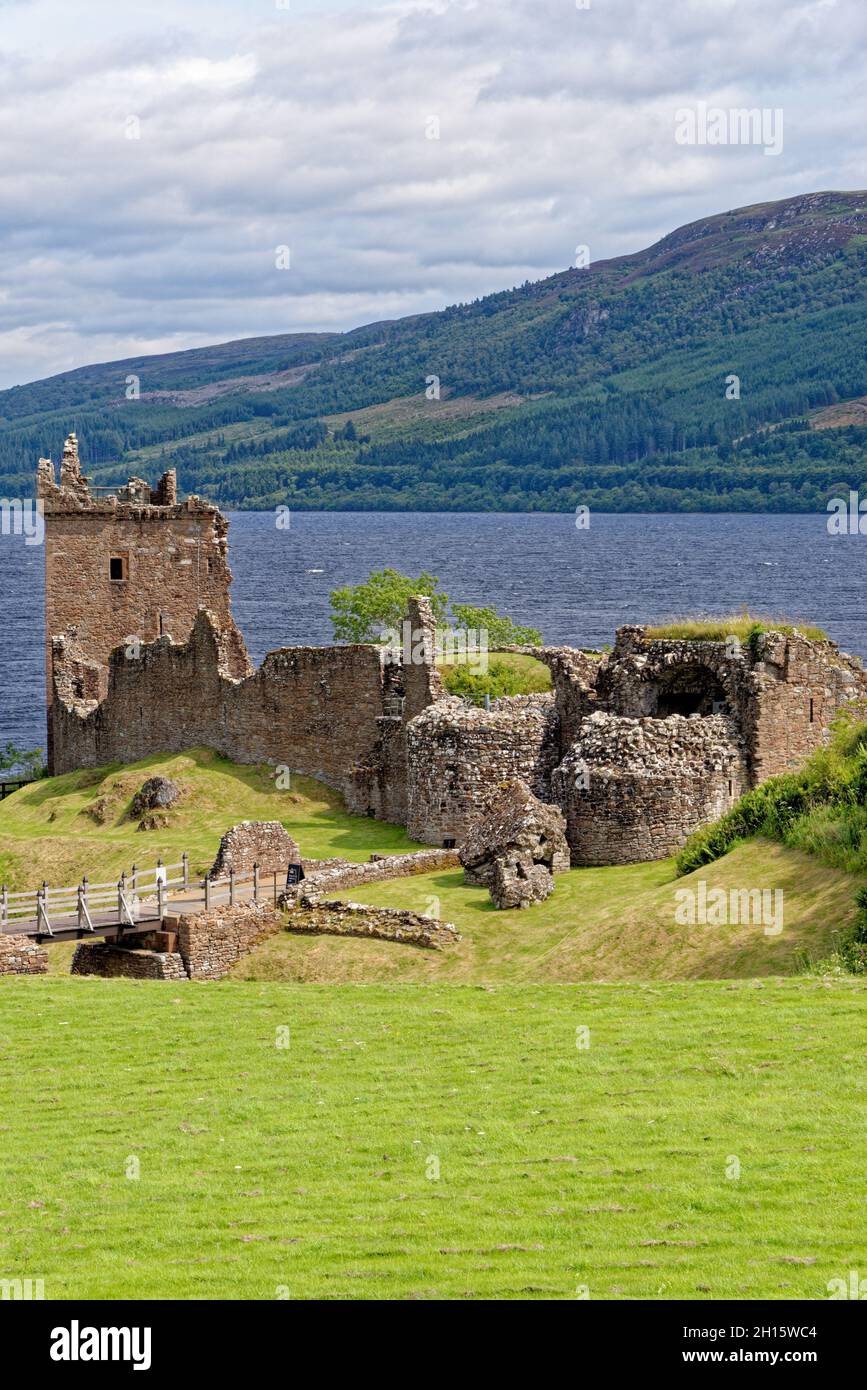 Attraction touristique écossaise - ruines du château d'Urquhart sur la rive ouest du Loch Ness (site de nombreuses observations de Nessie) - Drumnadrochit, Écosse Banque D'Images