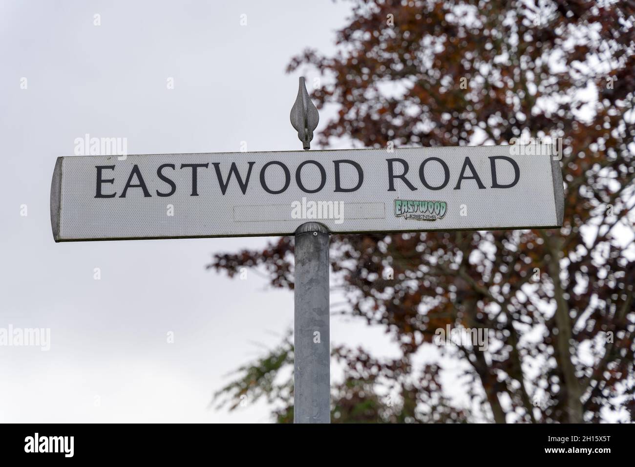 Leigh on Sea, Essex, Royaume-Uni.16 octobre 2021.Hommages de fleurs, de photos et de bougies vus près de l'église méthodiste de Belfoires sur Eastwood Road pour le député conservateur Sir David Amess qui a été assassiné lors de l'offrande de ses chirurgies pour les résidents locaux sur le premier arrivé et premier servi.Un homme de 25 ans, considéré comme un Britannique d'origine somalienne, a été arrêté immédiatement sur les lieux.Le Commandement de la lutte contre le terrorisme dirige une enquête considérée comme un incident terroriste.Credt: Xiu Bao/Alamy Live News Banque D'Images