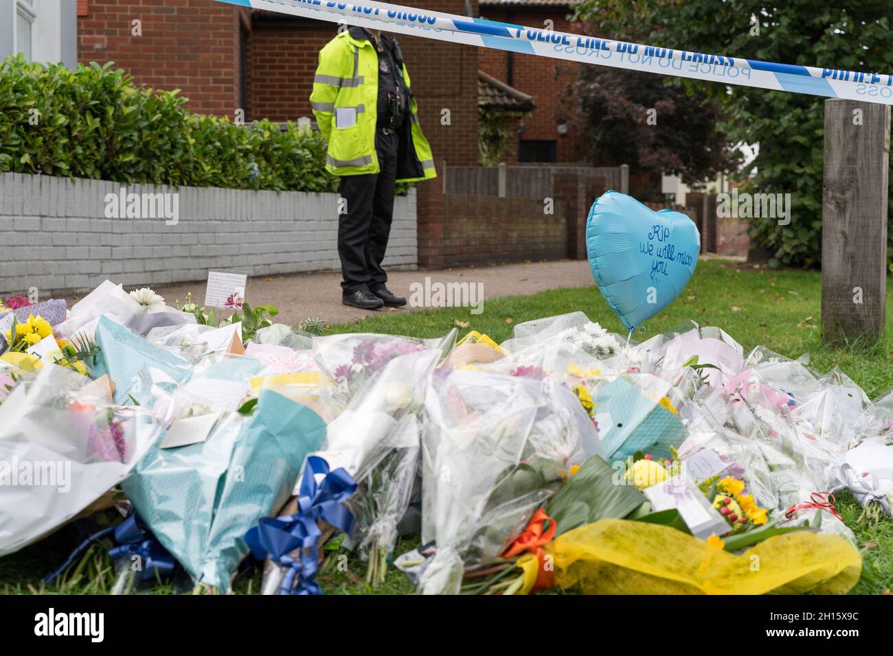 Leigh on Sea, Essex, Royaume-Uni.16 octobre 2021.Hommages de fleurs, de photos et de bougies vus près de l'église méthodiste de Belfoires sur Eastwood Road pour le député conservateur Sir David Amess qui a été assassiné lors de l'offrande de ses chirurgies pour les résidents locaux sur le premier arrivé et premier servi.Un homme de 25 ans, considéré comme un Britannique d'origine somalienne, a été arrêté immédiatement sur les lieux.Le Commandement de la lutte contre le terrorisme dirige une enquête considérée comme un incident terroriste.Credt: Xiu Bao/Alamy Live News Banque D'Images