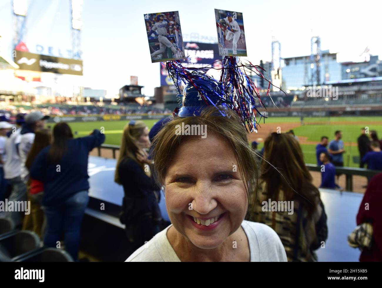 Atlanta, États-Unis.16 octobre 2021.Christine Saenz, fan des Dodgers de Los Angeles, porte un chapeau fait maison avec des cartes à jouer aux Dodgers avant le match un des MLB NLCS contre les Braves d'Atlanta au Truist Park le 16 octobre 2021, à Atlanta, en Géorgie.Photo de David Tulis/UPI crédit: UPI/Alay Live News Banque D'Images