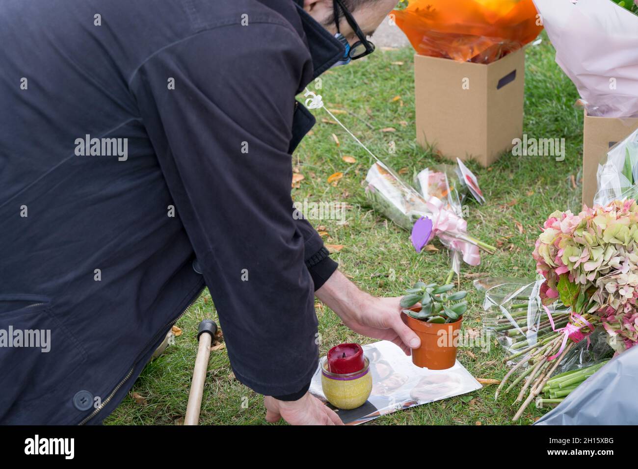 Leigh on Sea, Essex, Royaume-Uni.16 octobre 2021.Hommages de fleurs, de photos et de bougies vus près de l'église méthodiste de Belfoires sur Eastwood Road pour le député conservateur Sir David Amess qui a été assassiné lors de l'offrande de ses chirurgies pour les résidents locaux sur le premier arrivé et premier servi.Un homme de 25 ans, considéré comme un Britannique d'origine somalienne, a été arrêté immédiatement sur les lieux.Le Commandement de la lutte contre le terrorisme dirige une enquête considérée comme un incident terroriste.Credt: Xiu Bao/Alamy Live News Banque D'Images