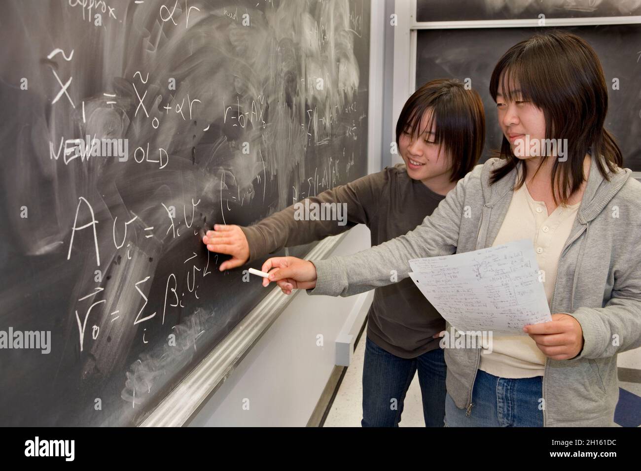 Étudiants chinois au tableau noir dans la classe de mathématiques MR - modèle libéré Banque D'Images