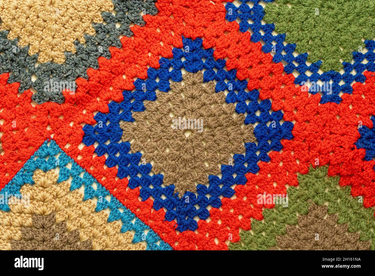 Couverture en laine de couleur crochetée avec carrés ou diamants Banque D'Images