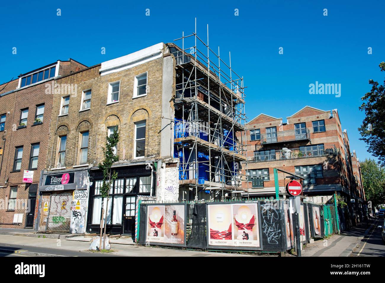 Site d'angle abandonné avec des hongres à l'extrémité de la terrasse, Camden Town Londres Angleterre Grande-Bretagne Royaume-Uni Banque D'Images
