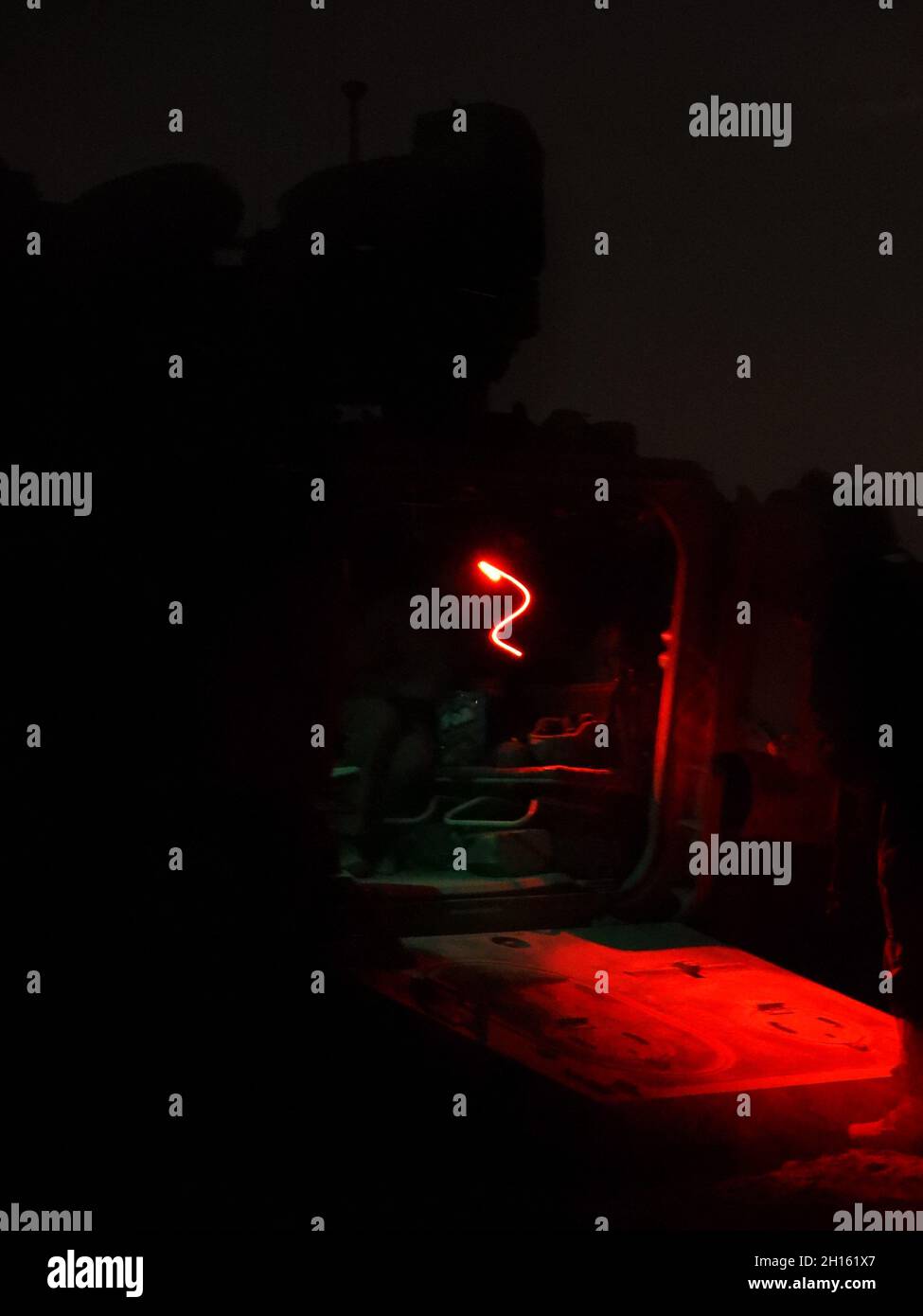 Un peloton du 1er Bataillon du 8e Régiment d'infanterie commence des exercices situationnels de nuit à fort Carson, Colorado, le 23 septembre 2021.(É.-U.Photo de l'armée par le capitaine Tobias Cukale) Banque D'Images