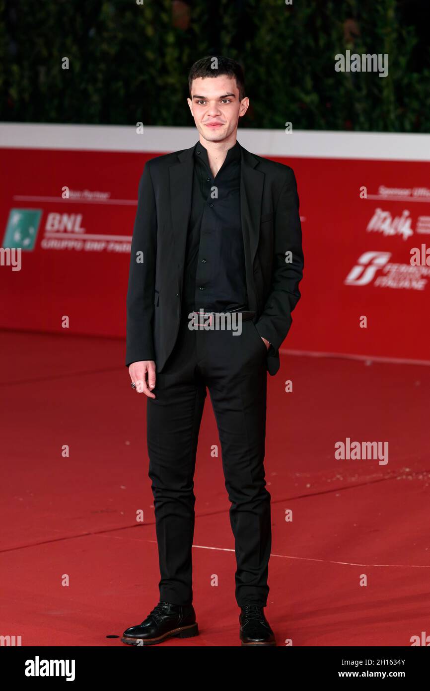 Rome, Italie - 15 octobre 2021 : Andrea Fuori parades sur le tapis rouge du film l'Arminuta, au Festival du film de Rome, Auditorium Parco della Musica. Banque D'Images