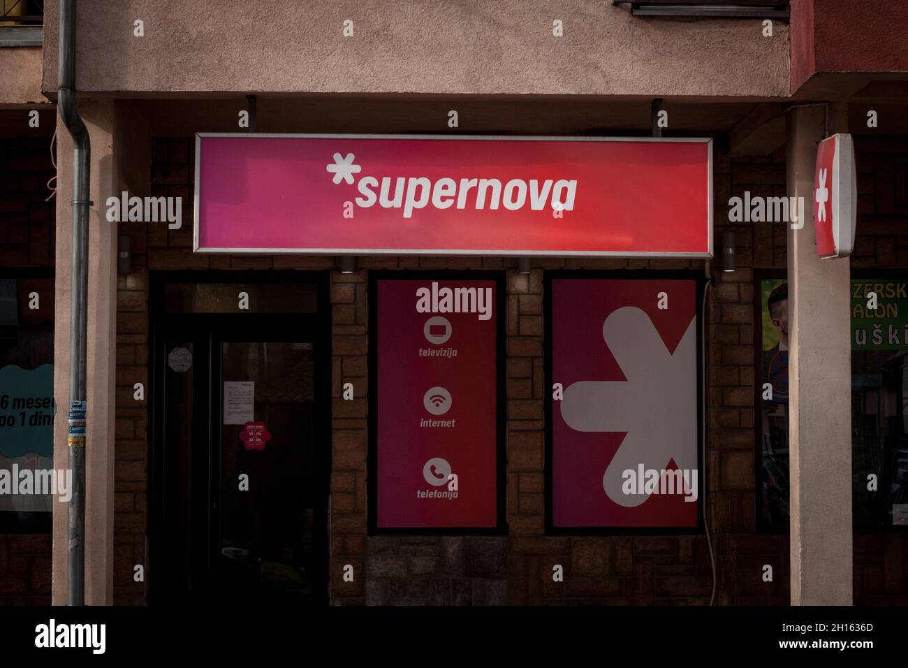BELGRADE, SERBIE - 4 AVRIL 2021 : logo supernova Telekom devant leur bureau de Belgrade.Supernova Srbija est un opérateur serbe de téléphonie et d'Internet Banque D'Images