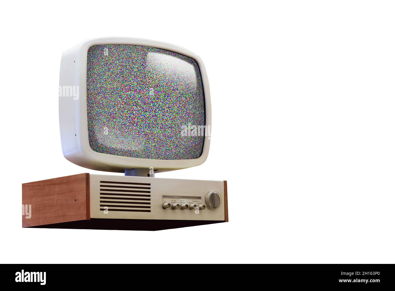 Un téléviseur d'ancienne mode sur fond blanc avec du bruit statique sur l'écran. Banque D'Images