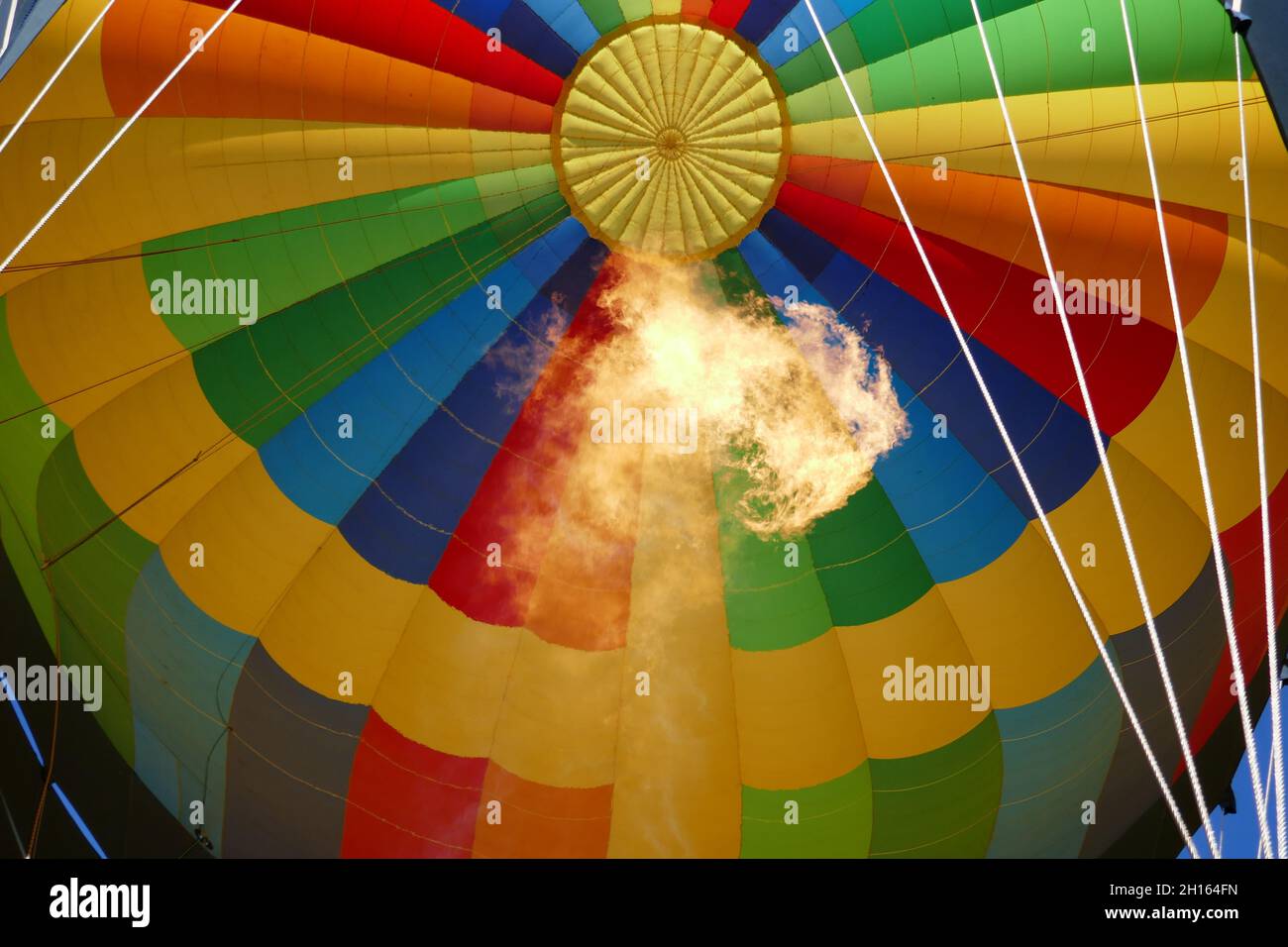 Vue intérieure du ballon d'air chaud avec gonflage du souffleur de flamme Banque D'Images