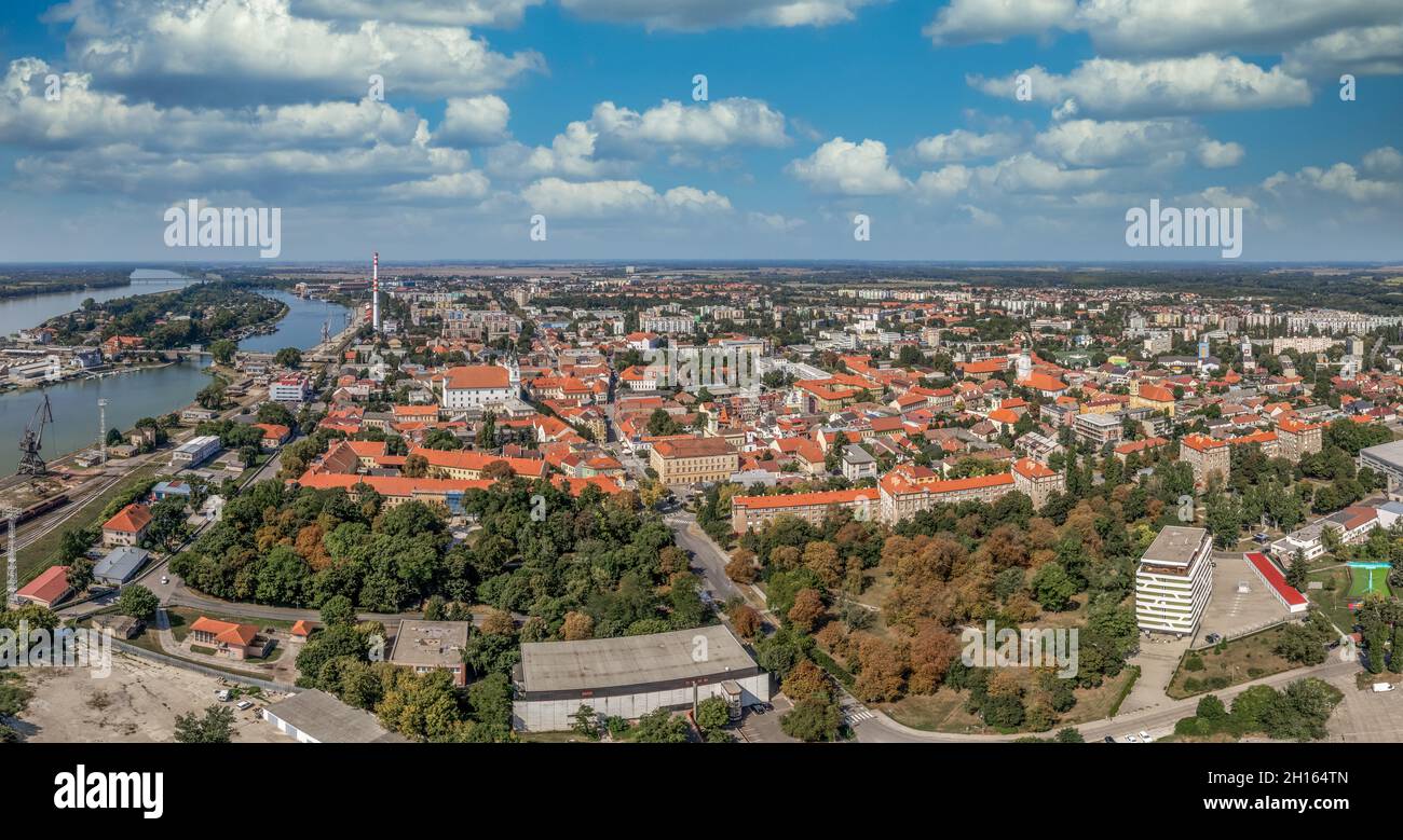 Vue aérienne de Komarno, ville frontalière slovaque sur le Danube avec centre historique Banque D'Images