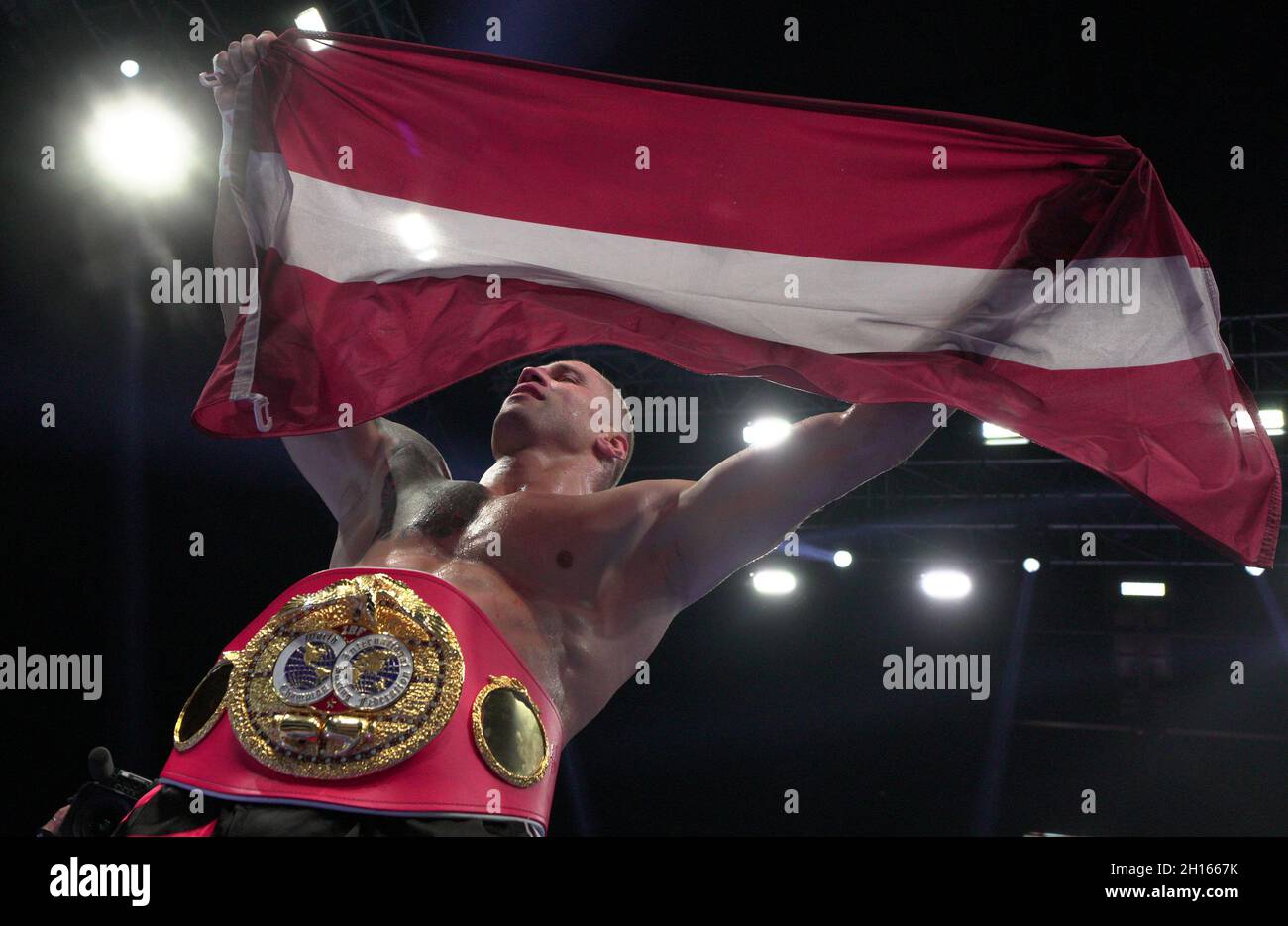 Lettonie, Lettonie.16 octobre 2021.Mairis Briedis de Lettonie célèbre après avoir remporté le match de boxe du titre de champion du monde de l'IBF poids-croisière contre Artur Mann d'Allemagne à l'Arena Riga, à Riga, Lettonie, 16 octobre 2021.Crédit: Edijs Palens/Xinhua/Alamy Live News Banque D'Images