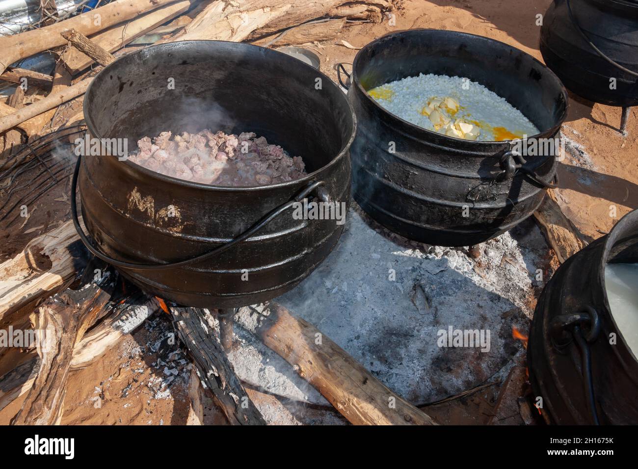 Cuisine africaine en plein air dans la cuisine avec trois pots à pattes pour les fêtes et les mariages Banque D'Images