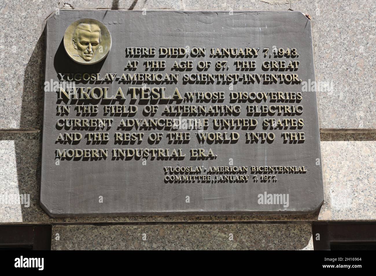 Plaque commémorative de Nikola Tesla sur le mur extérieur de l'hôtel New Yorker où il est mort le 01/07/1943 à l'âge de 87.Manhattan.New York City.USA Banque D'Images