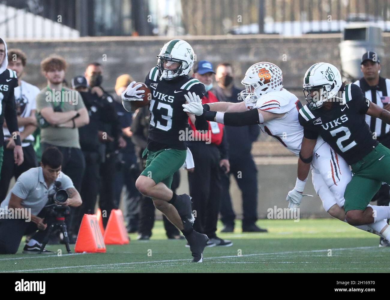 Stade Hillsboro, Hillsboro, OE.16 octobre 2021.Le grand receveur de Portland State Vikings, beau Kelly (13), poursuit une première descente lors du match de football de l'État de Portland contre l'État de l'Idaho au stade Hillsboro, Hillsboro, OE.Larry C. Lawson/CSM (Cal Sport Media via AP Images).Crédit : csm/Alay Live News Banque D'Images