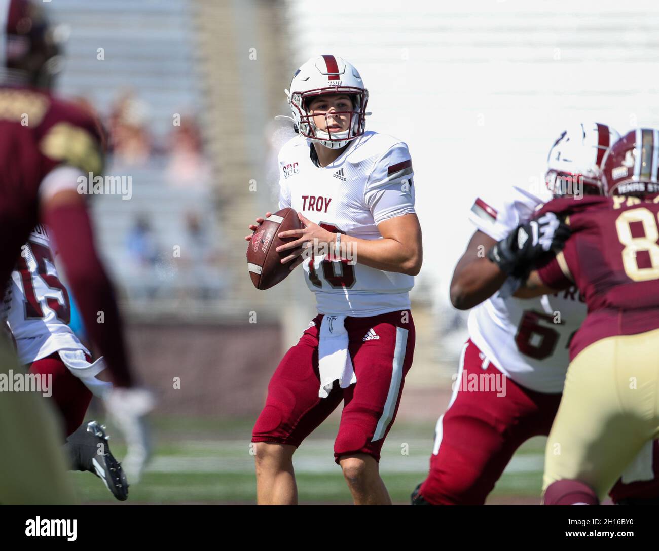 16 octobre 2021 : le quarterback de Troy Trojans Gunnar Watson (18) attend de passer lors d'un match de football NCAA entre l'État du Texas et Troy le 16 octobre 2021 à San Marcos, Texas.(Image de crédit : © Scott Coleman/ZUMA Press Wire) Banque D'Images