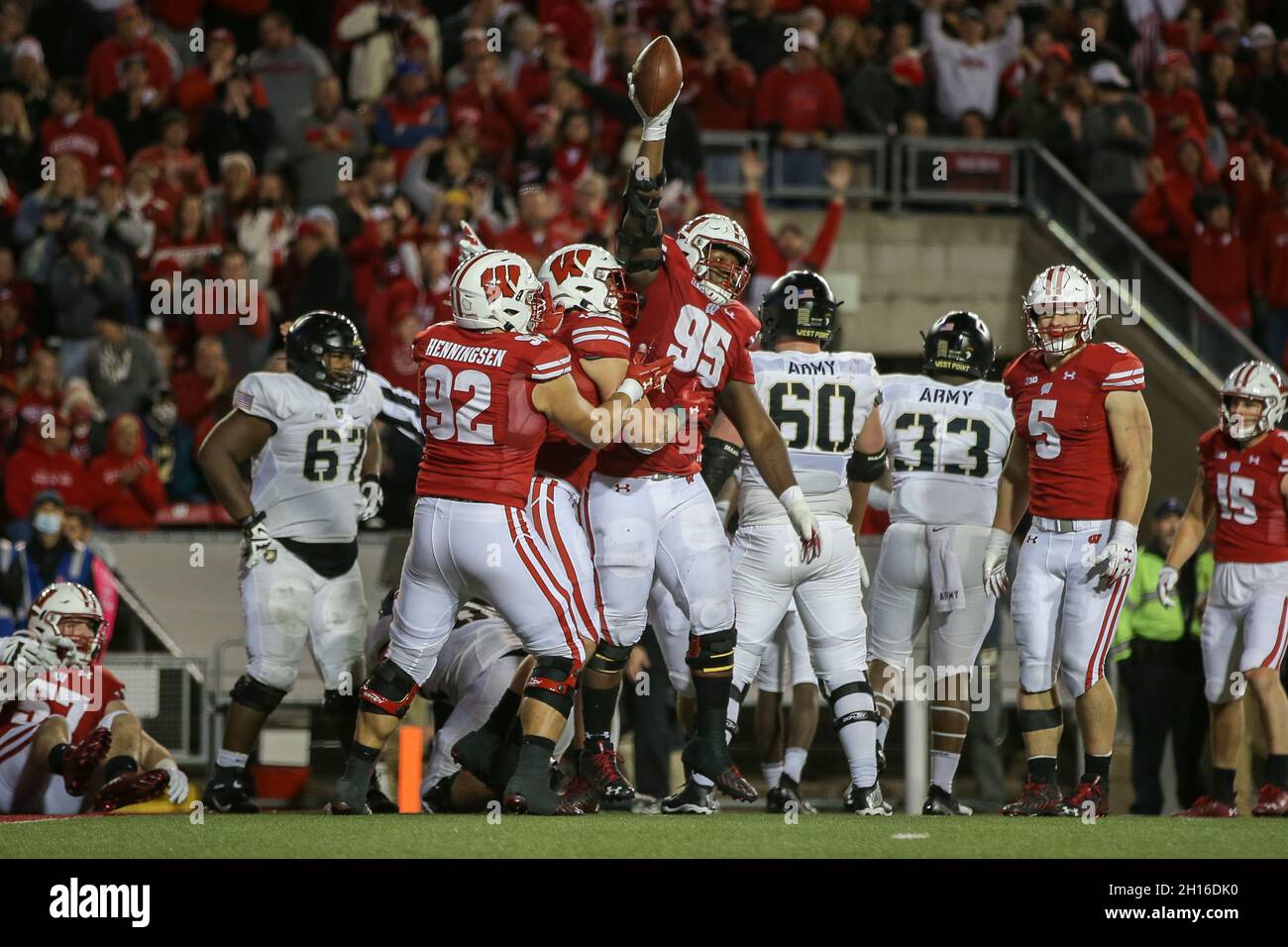 Madison, WI, États-Unis.16 octobre 2021.Le nez des Badgers du Wisconsin Keeanu Benton (95) récupère une fumble lors du match de football de la NCAA entre les Black Knights de l'Armée et les Badgers du Wisconsin au Camp Randall Stadium de Madison, WISCONSIN.Darren Lee/CSM/Alamy Live News Banque D'Images