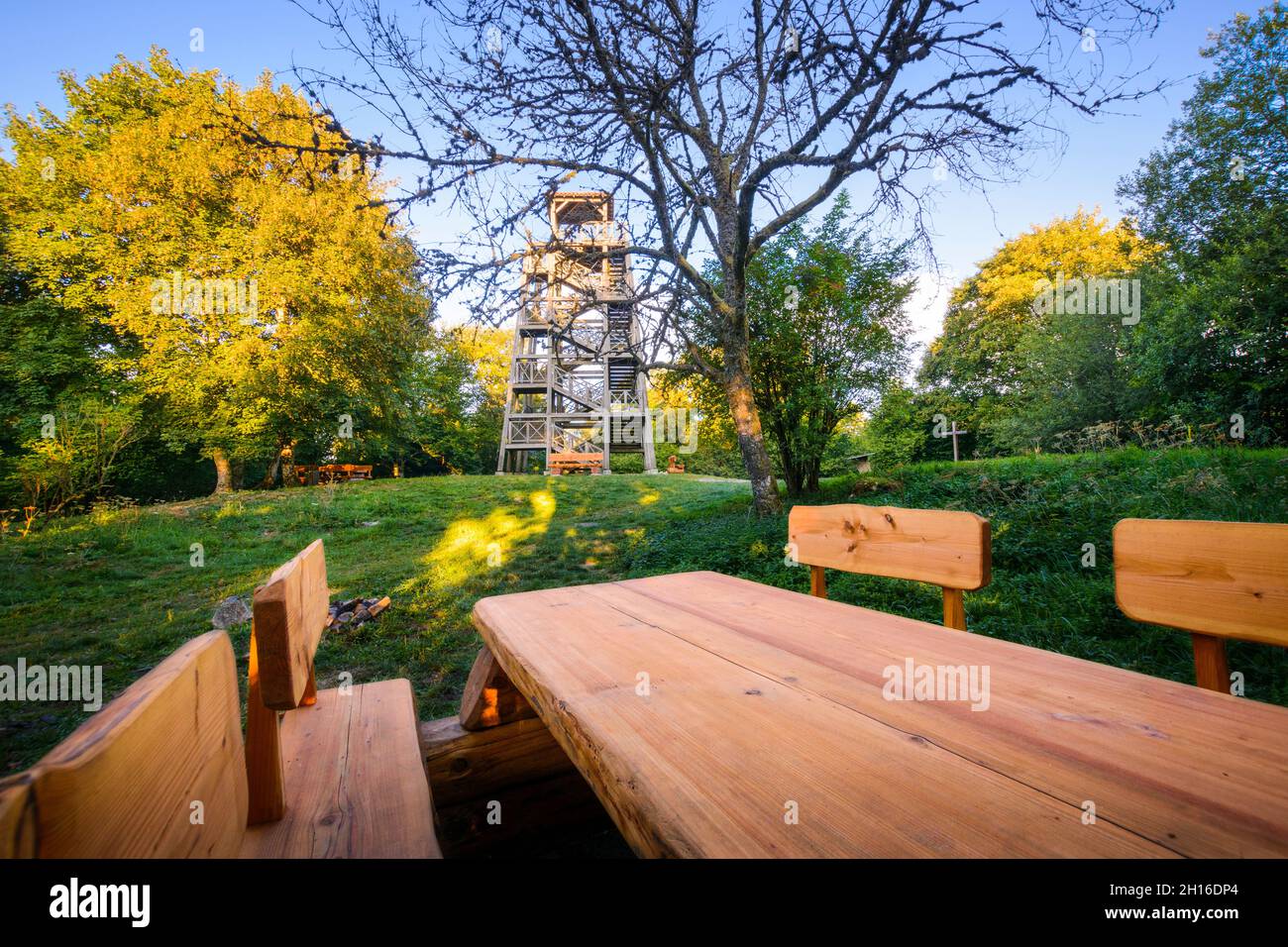 Tour en bois et table d'orientation du Mont Saint Rigaud, Haut Beaujolais Banque D'Images