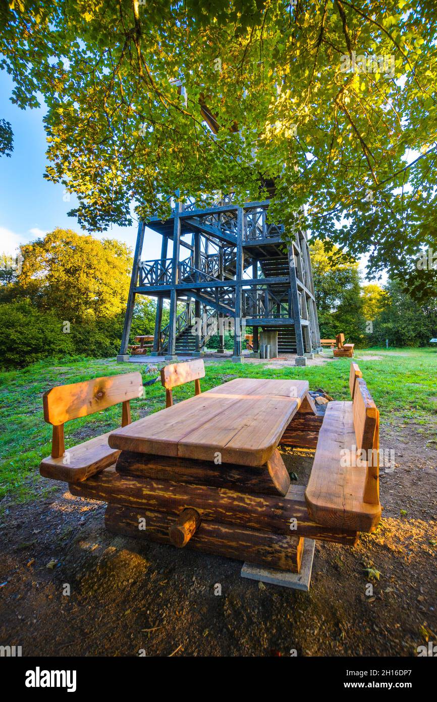 Tour en bois et table d'orientation du Mont Saint Rigaud, Haut Beaujolais Banque D'Images