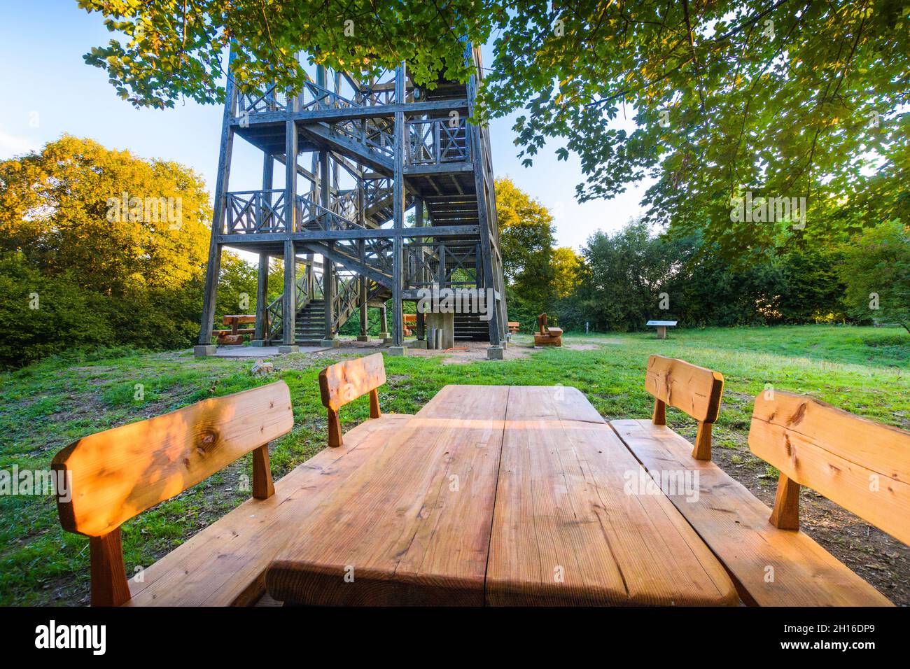 Tour en bois et table d'orientation du Mont Saint Rigaud, Haut Beaujolais Banque D'Images
