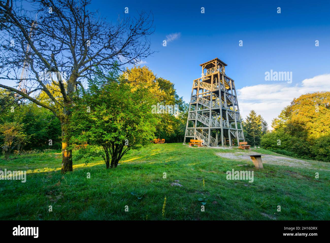 Tour en bois et table d'orientation du Mont Saint Rigaud, Haut Beaujolais Banque D'Images