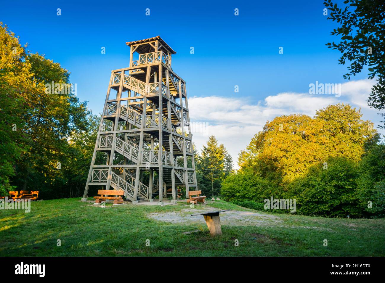 Tour en bois et table d'orientation du Mont Saint Rigaud, Haut Beaujolais Banque D'Images