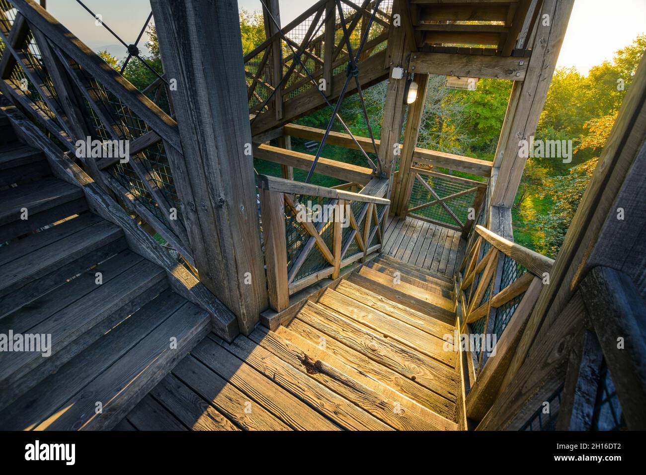Tour en bois et table d'orientation du Mont Saint Rigaud, Haut Beaujolais Banque D'Images