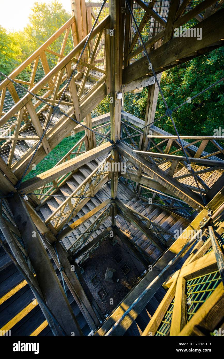 Tour en bois et table d'orientation du Mont Saint Rigaud, Haut Beaujolais Banque D'Images
